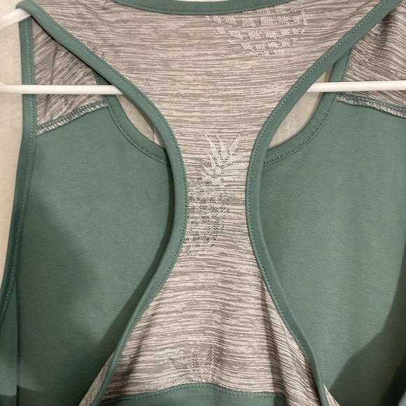 Xersion Womens Performance Scoop Neck Sleeveless sage green Tank Top SIZE S - Picture 3 of 4